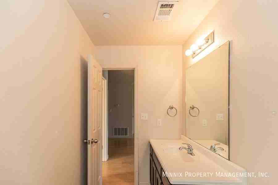 203 27th St #D - Photo 3 of 18