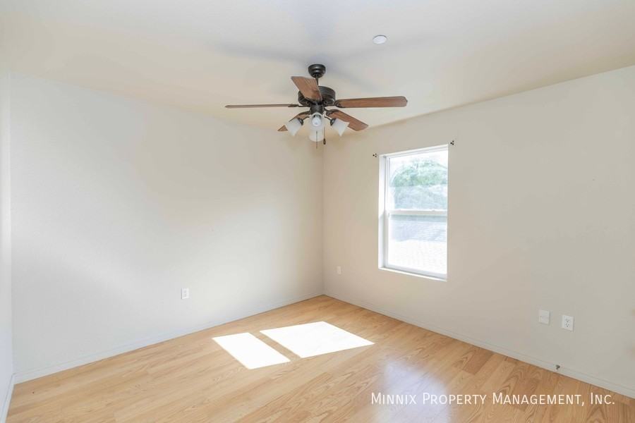 203 27th St #D - Photo 4 of 18