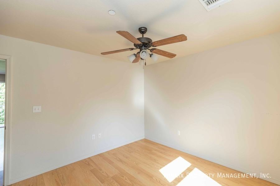 203 27th St #D - Photo 5 of 18