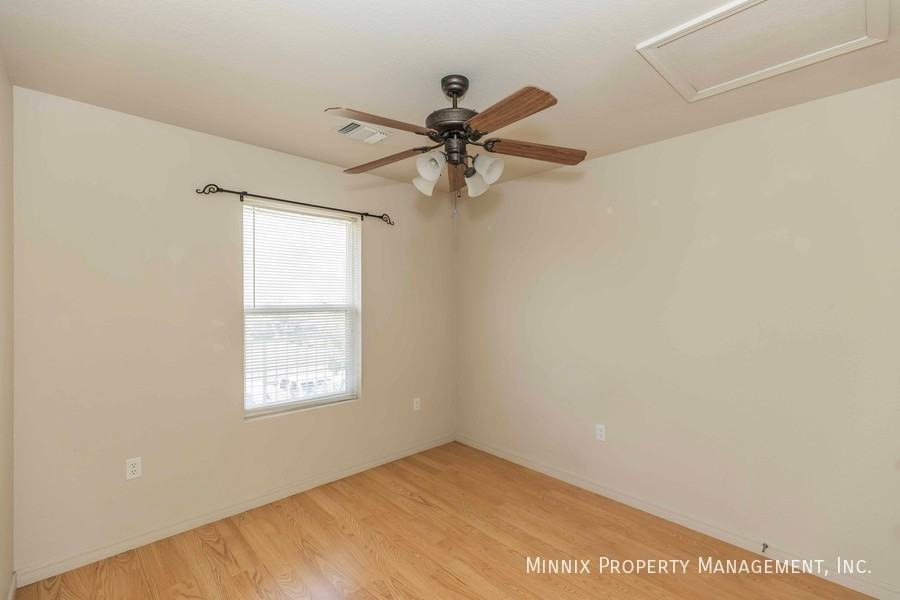 203 27th St #D - Photo 6 of 18