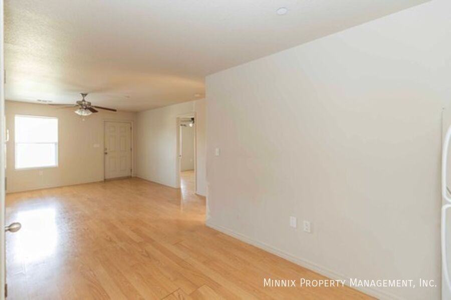 203 27th St #E - Photo 2 of 10