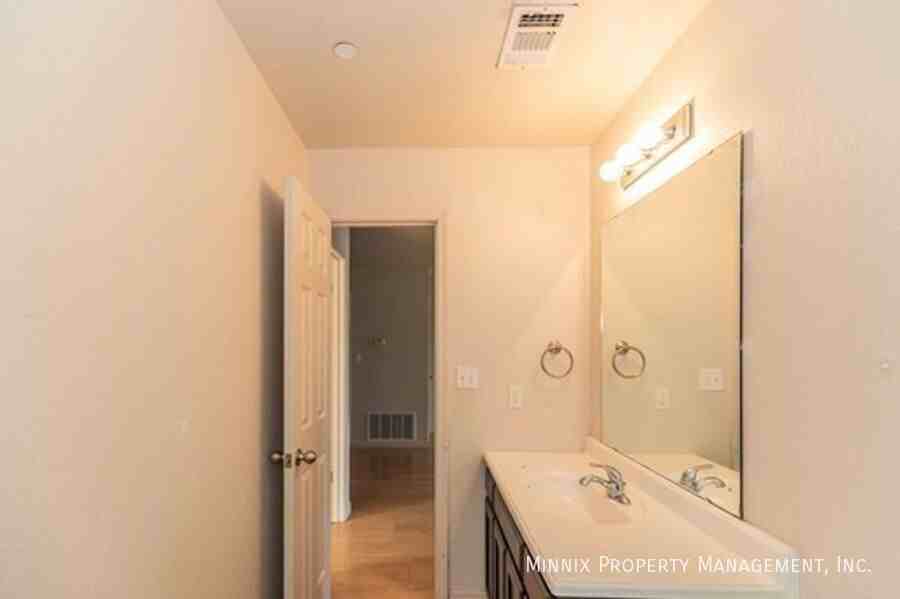 203 27th St #E - Photo 3 of 10