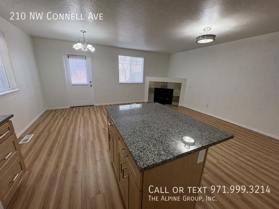 210 Nw Connell Ave - Photo 4 of 14