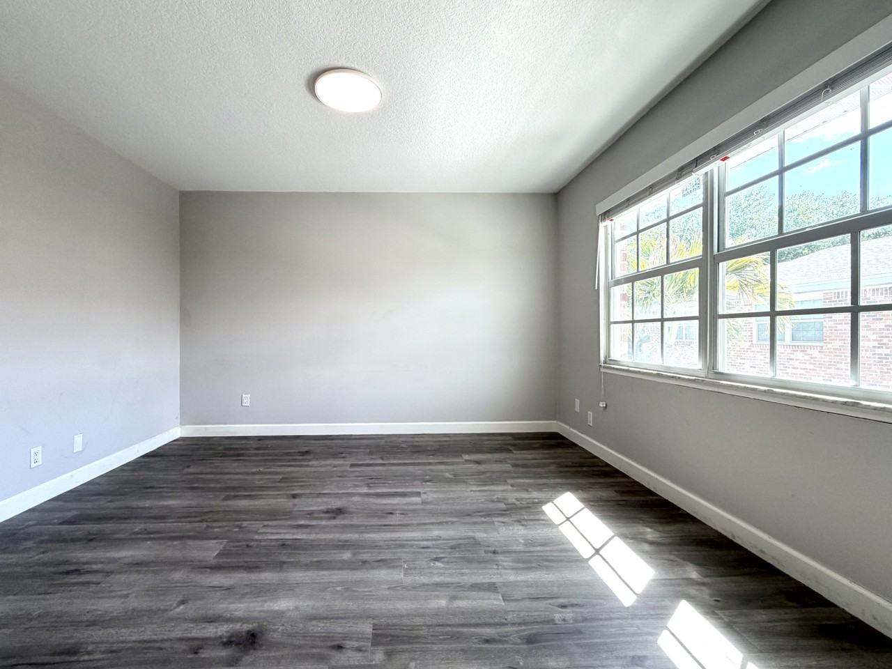413 N Cypress Dr #4 - Photo 2 of 27