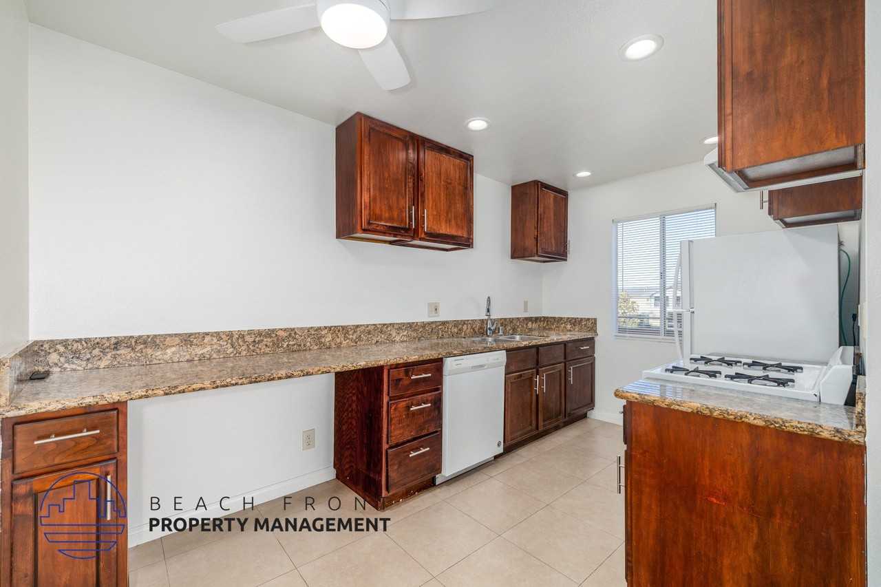 2422 E. 11th St. - Photo 2 of 19
