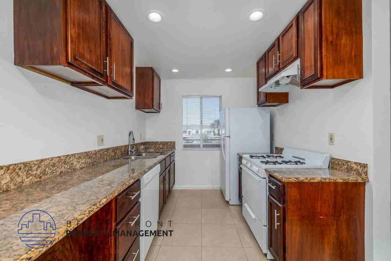 2422 E. 11th St. - Photo 3 of 19