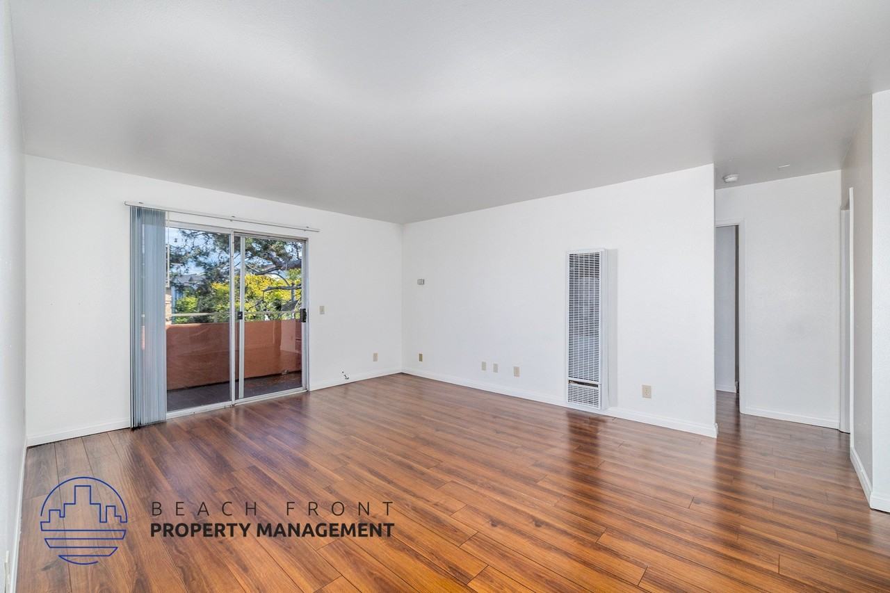 2422 E. 11th St. - Photo 4 of 19