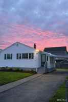 featured image of 945 E Broadway