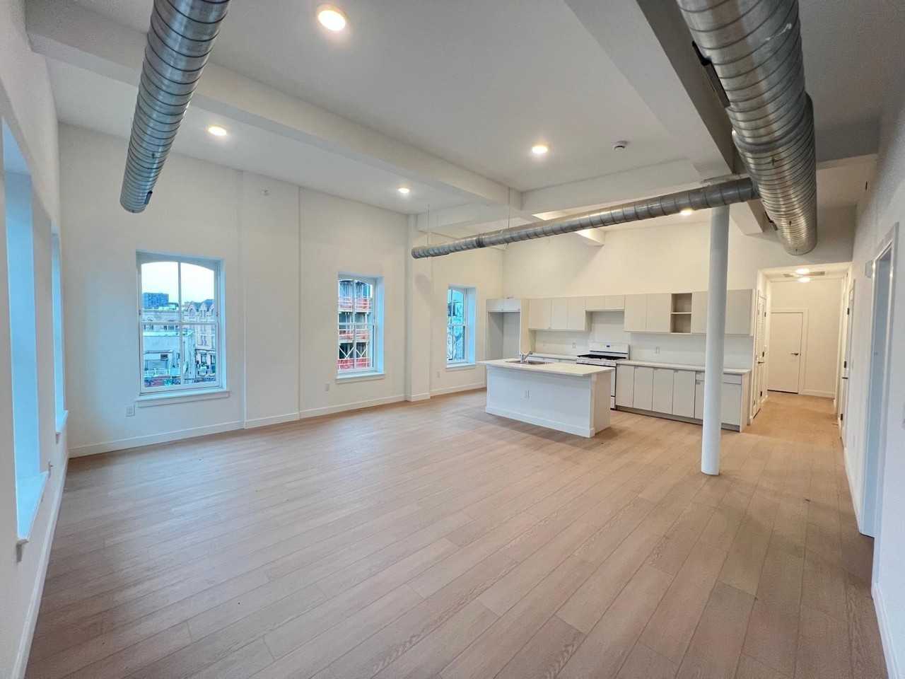 141 Christopher Columbus Dr #4