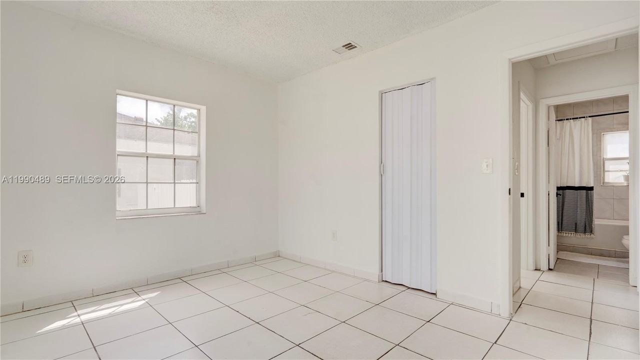 1036 Nw 75th St #MAIN - Photo 3 of 12