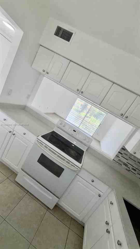2800 Ne 203rd St #17 - Photo 4 of 13