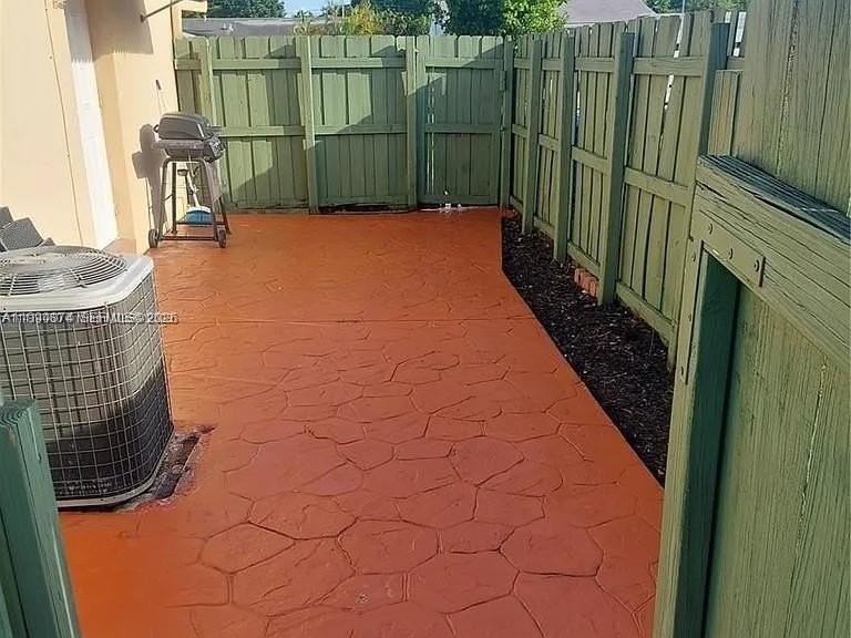 6117 Sw 31st St #B - Photo 2 of 8