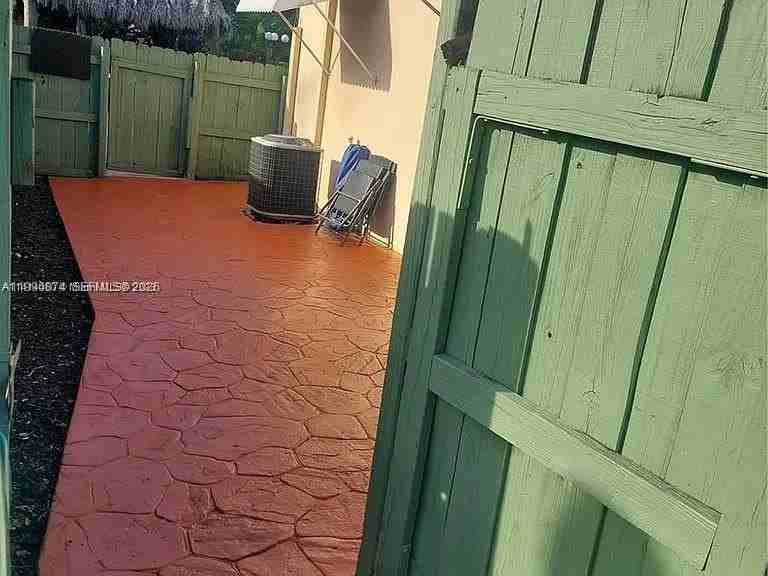 6117 Sw 31st St #B - Photo 3 of 8