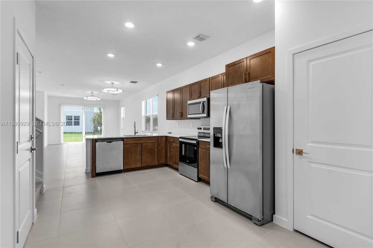 615 Ne 1st Ter - Photo 4 of 48