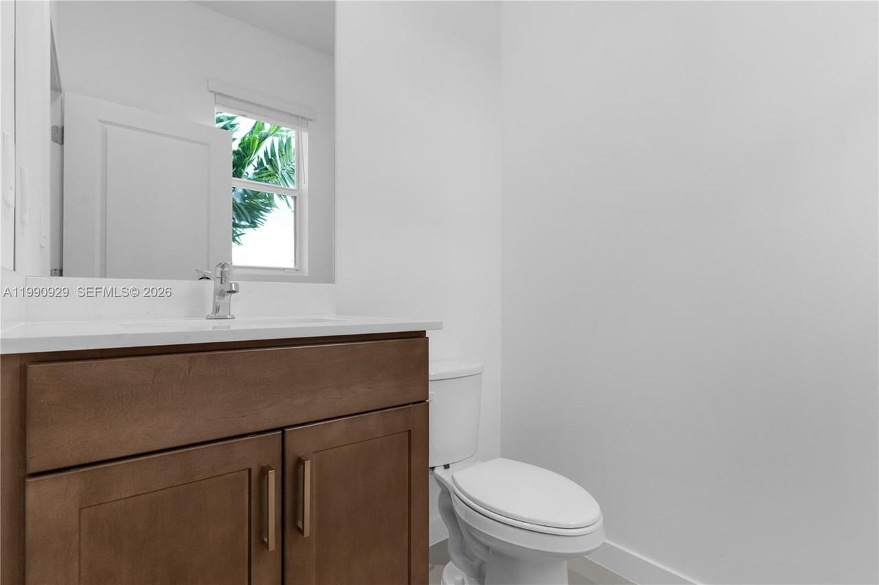 615 Ne 1st Ter - Photo 5 of 48