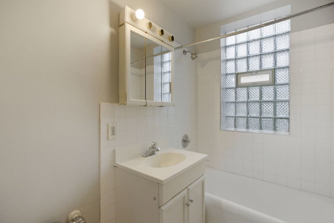 1050 W George St #0010 - Photo 7 of 8