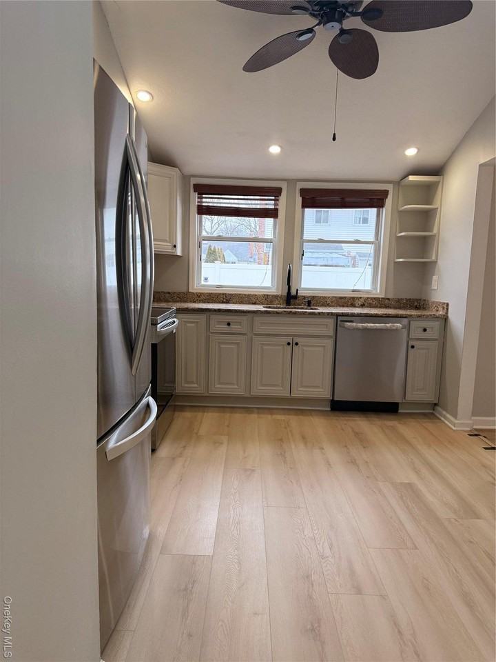 549 Blue Point Rd - Photo 5 of 12