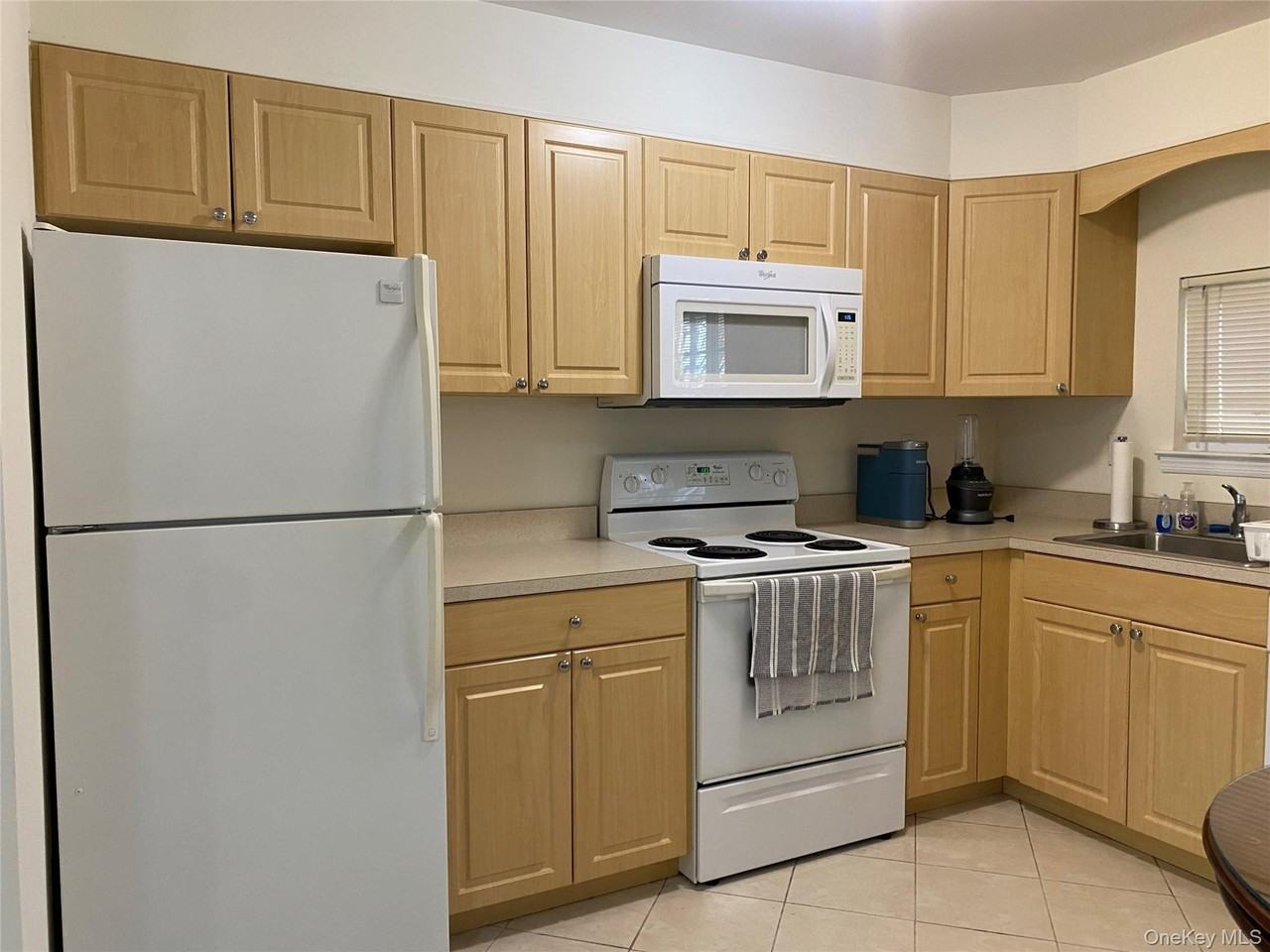 594 W Montauk Hwy - Photo 5 of 11