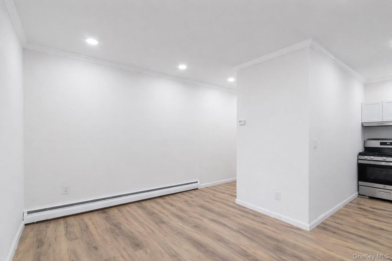 21-29 Audrey Ave Unit D - Photo 2 of 7