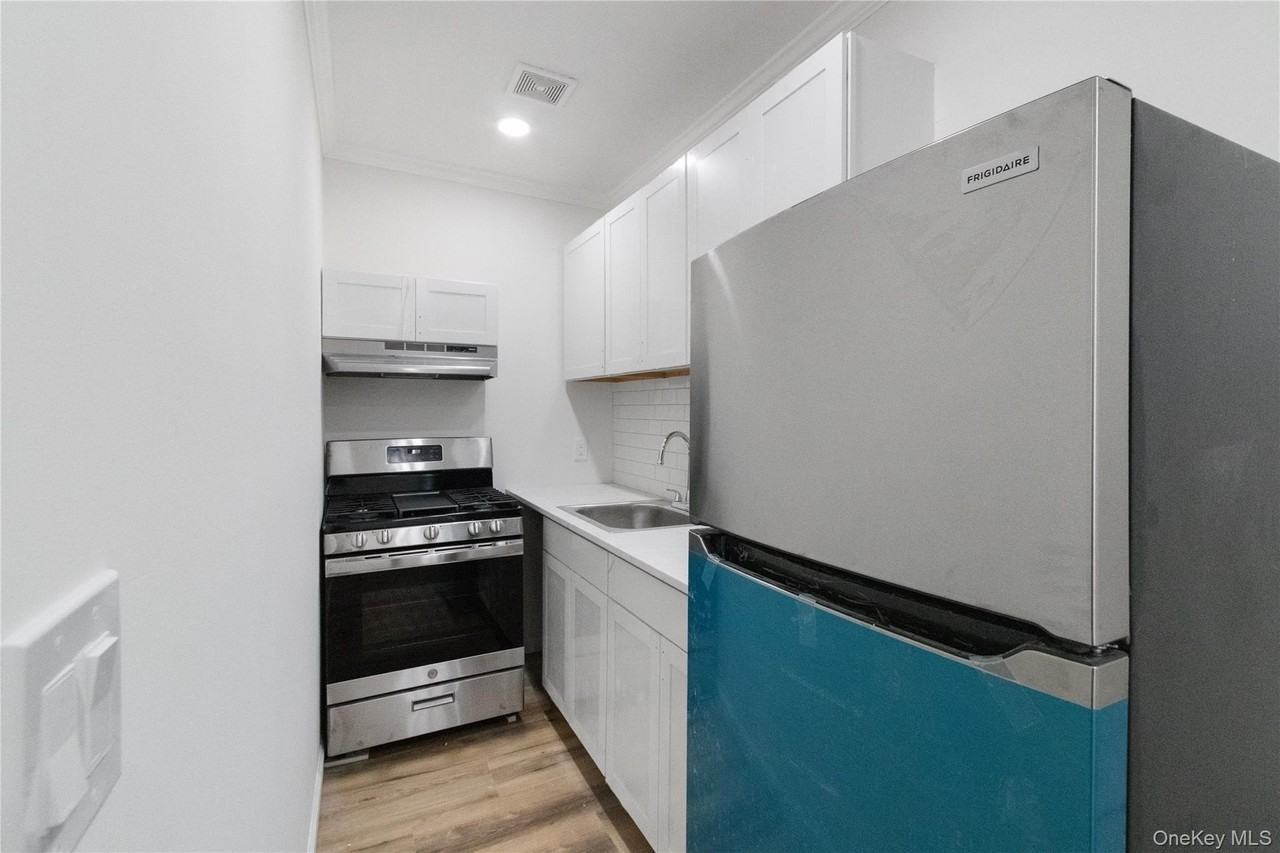 21-29 Audrey Ave Unit D - Photo 3 of 7