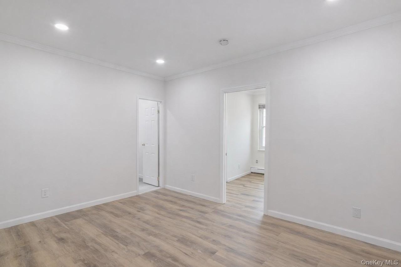 21-29 Audrey Ave Unit D - Photo 4 of 7