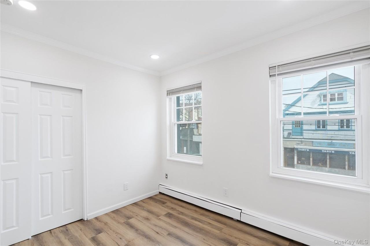 21-29 Audrey Ave Unit D - Photo 5 of 7