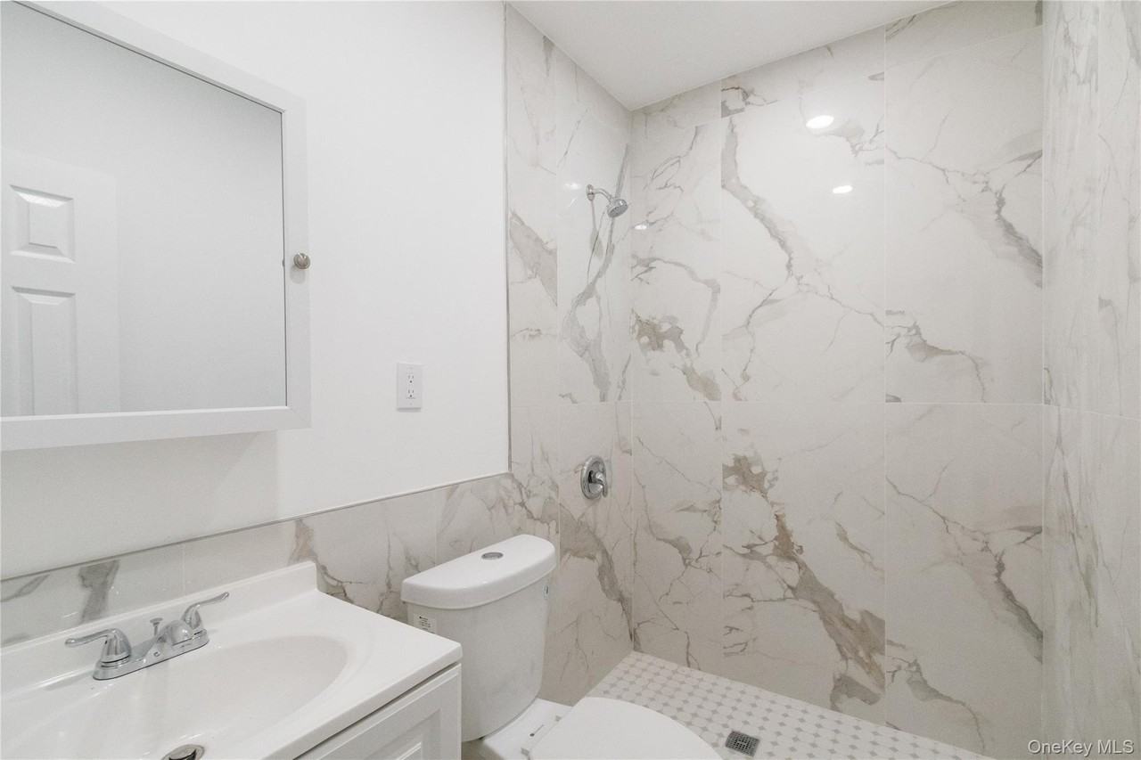 21-29 Audrey Ave Unit D - Photo 6 of 7