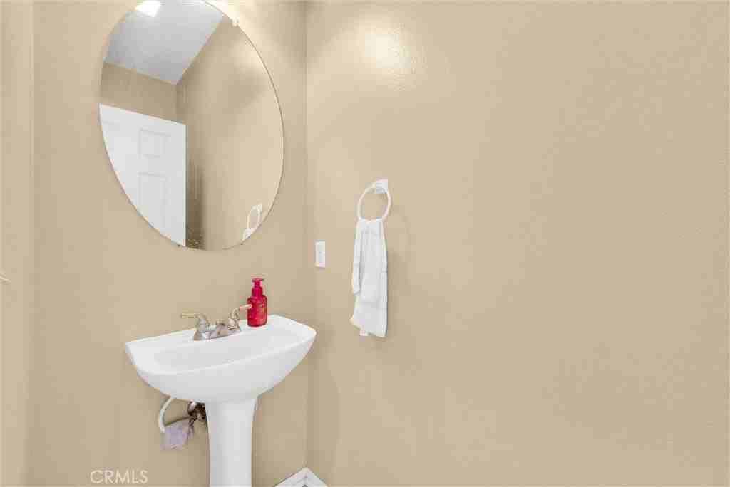 323 Lydia Ln - Photo 6 of 30