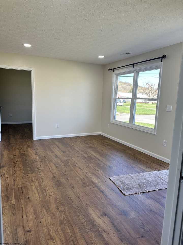 47 Thurman Ave - Photo 2 of 5