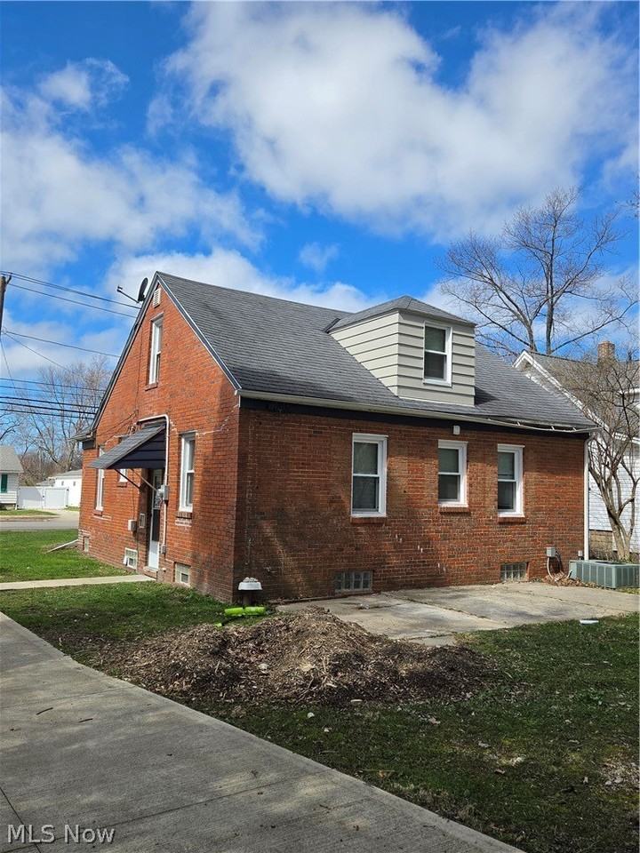 1275 S Green Rd - Photo 2 of 22