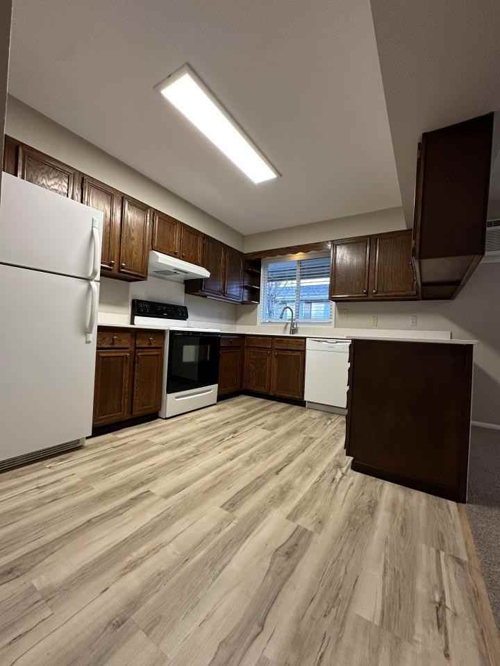 109 Custer Ave - Photo 3 of 9