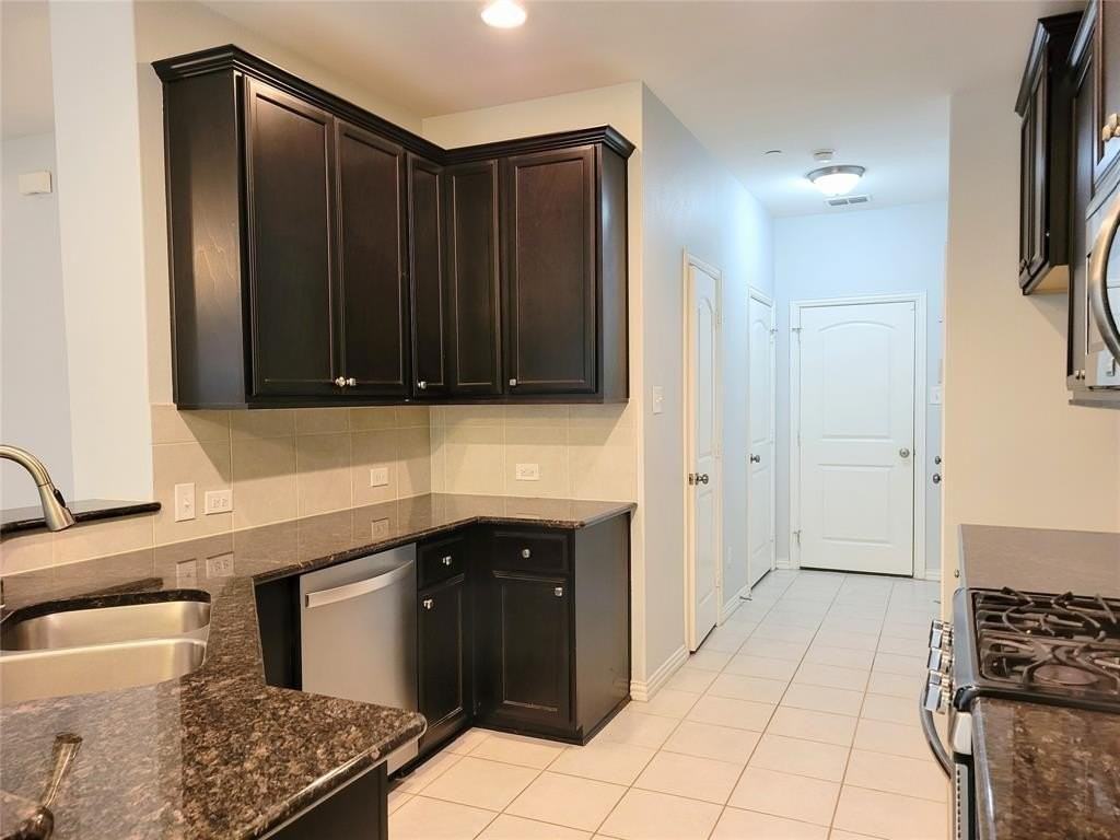 4817 Bridgewater St - Photo 4 of 25