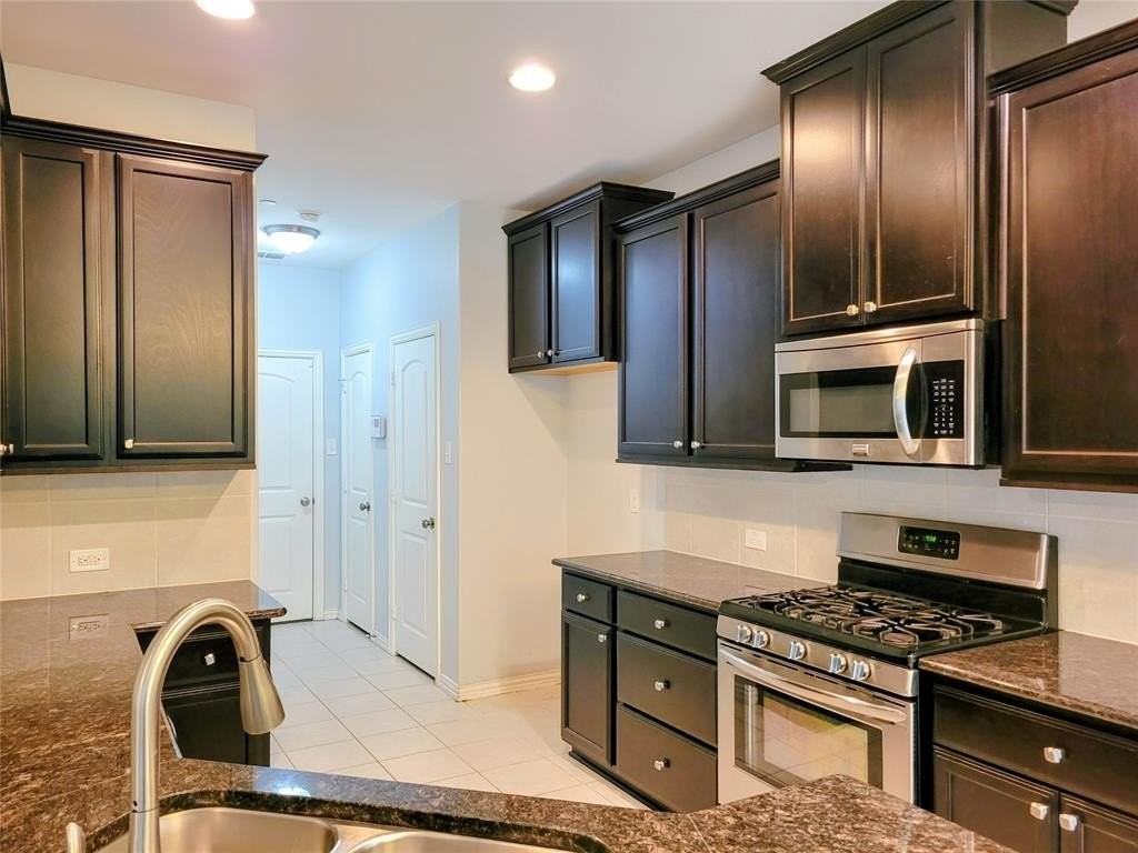 4817 Bridgewater St - Photo 5 of 25