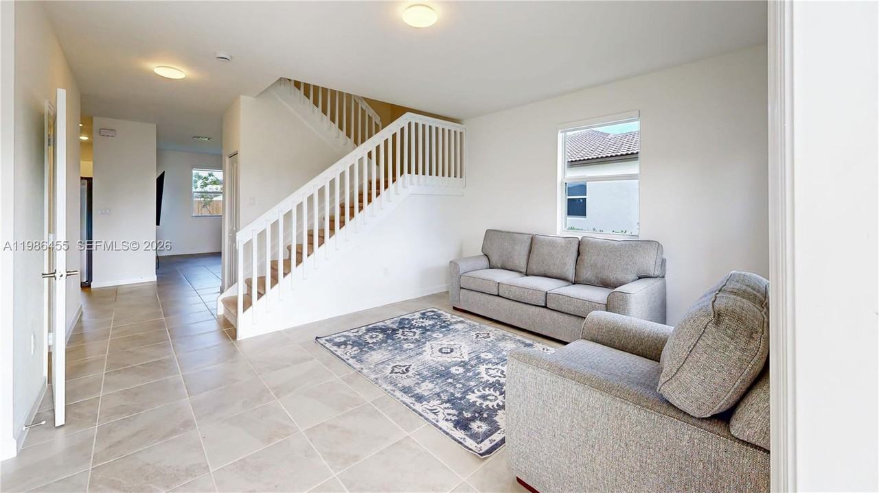 2333 Se 28th Ct - Photo 3 of 8