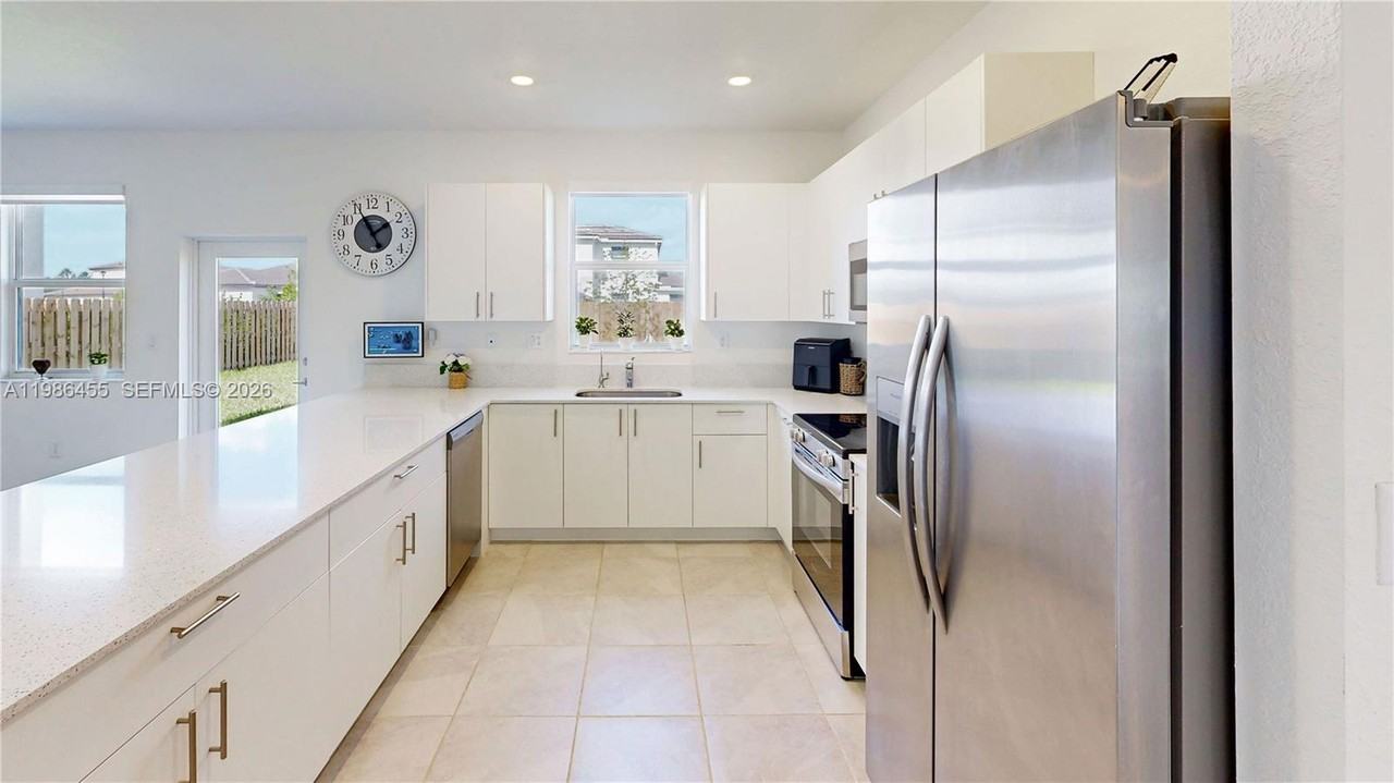 2333 Se 28th Ct - Photo 5 of 8