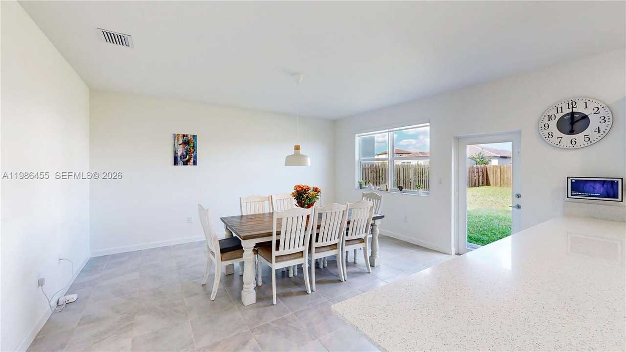 2333 Se 28th Ct - Photo 7 of 8