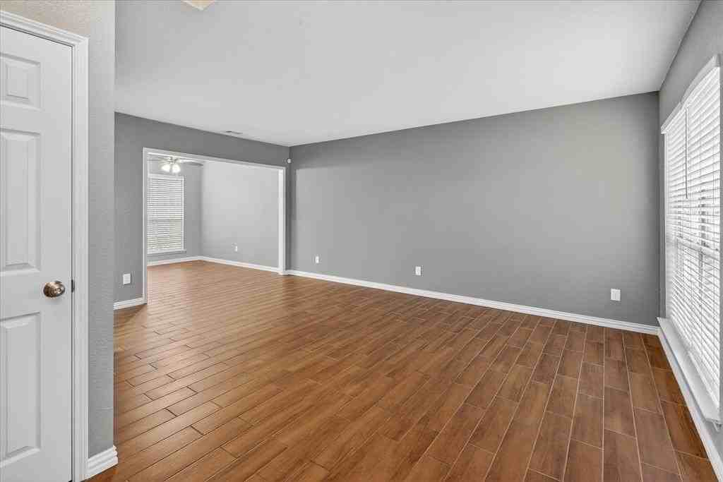 526 Newberry St - Photo 7 of 38