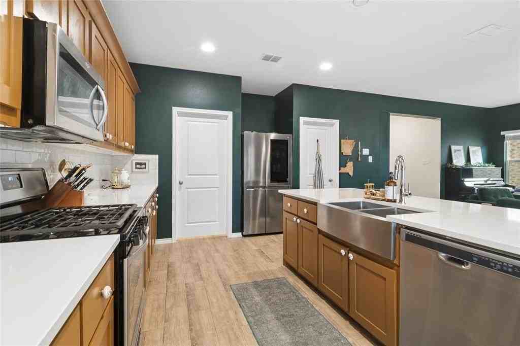 1716 Wayne Ln - Photo 5 of 17