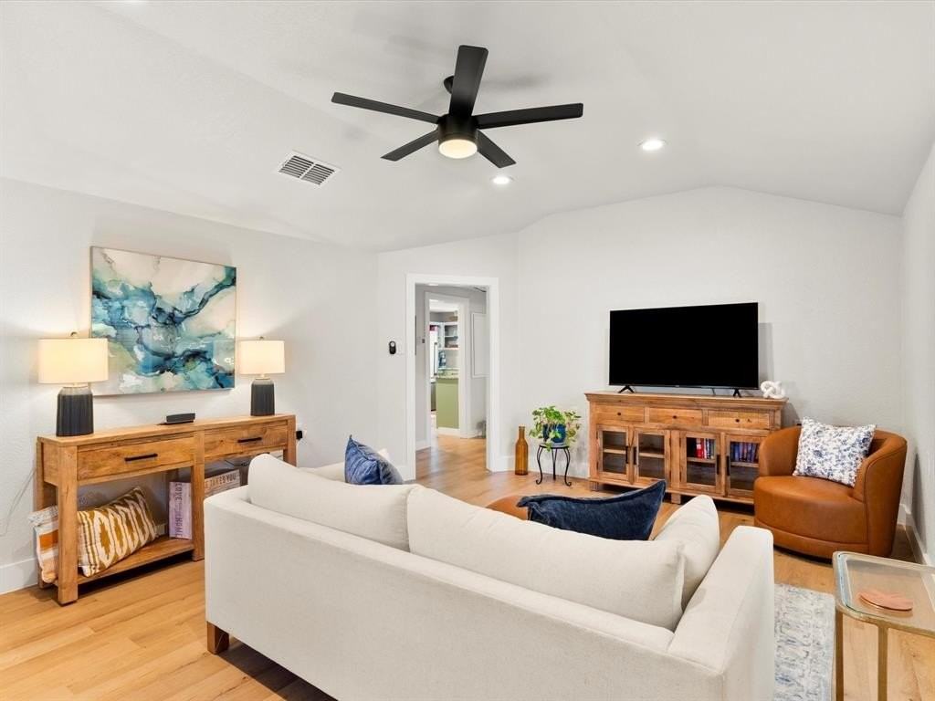 901 S Lane St - Photo 4 of 23