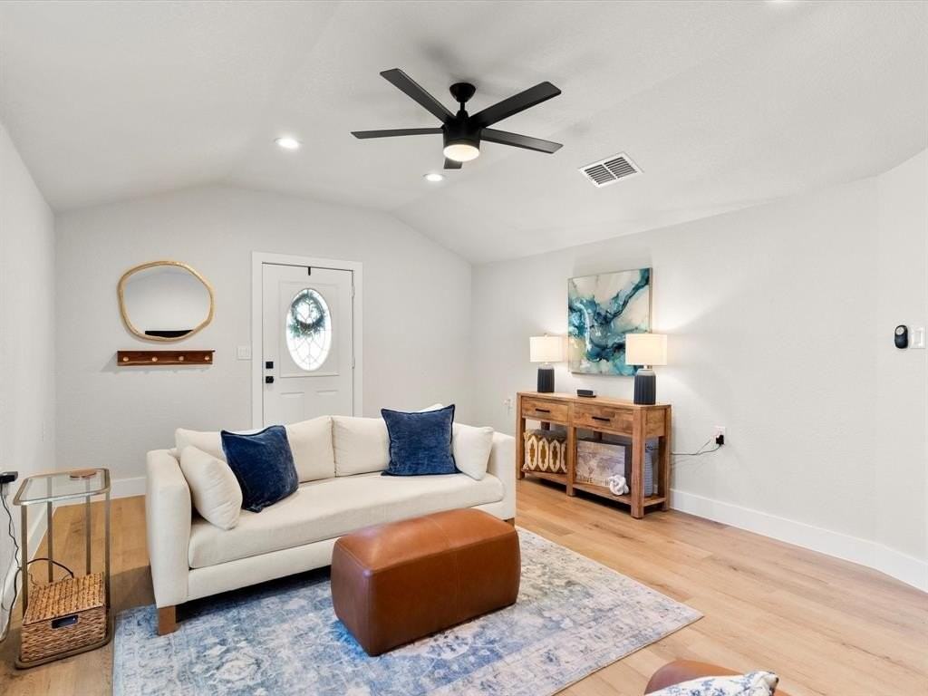 901 S Lane St - Photo 6 of 23