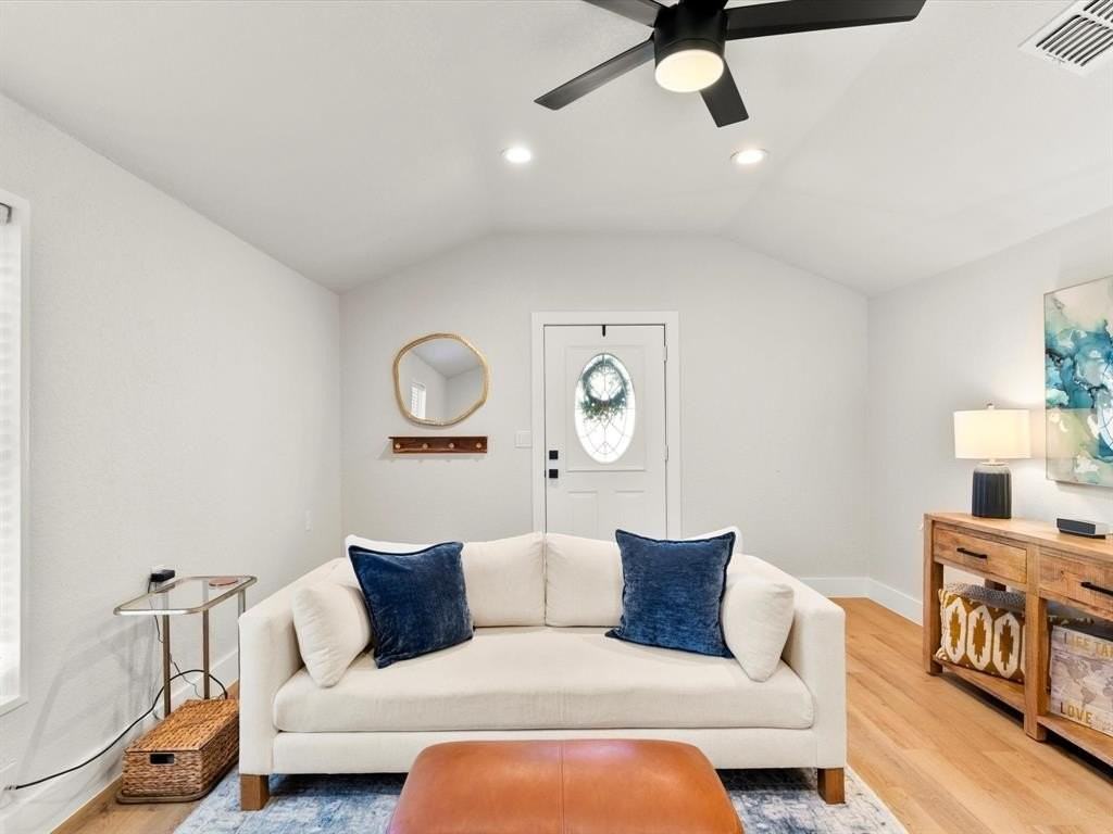 901 S Lane St - Photo 7 of 23