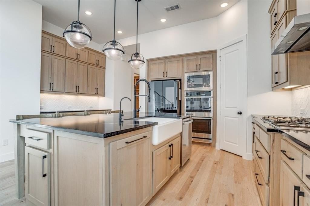 4211 Mill Pond Dr - Photo 4 of 40