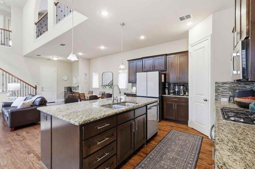 775 Cameron Ct - Photo 4 of 32