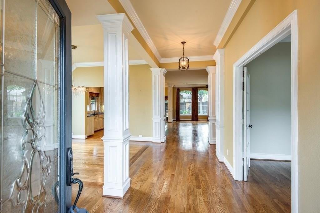 725 Saxon Trl - Photo 4 of 34