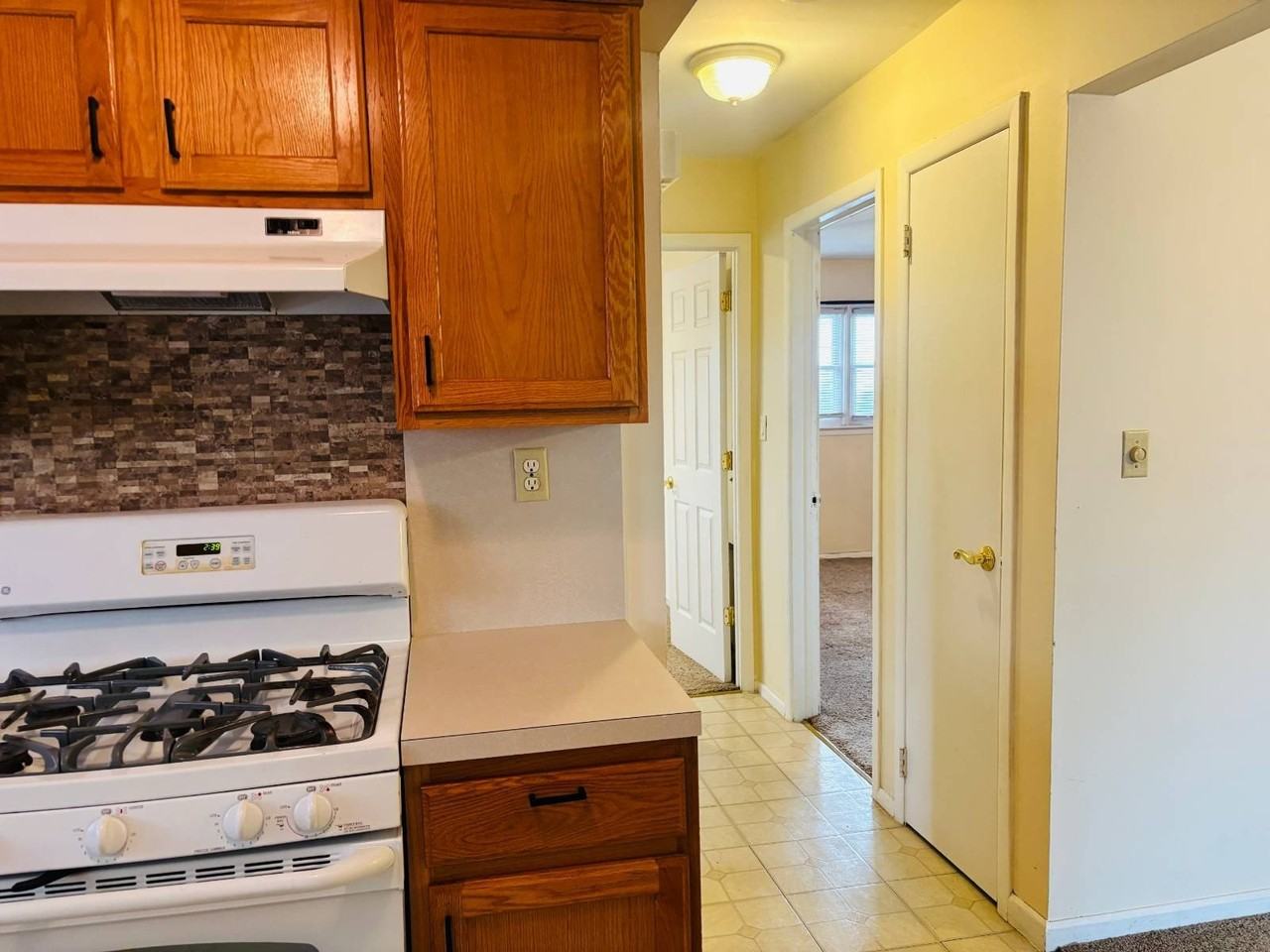 220 Mountainview Ave - Photo 2 of 5