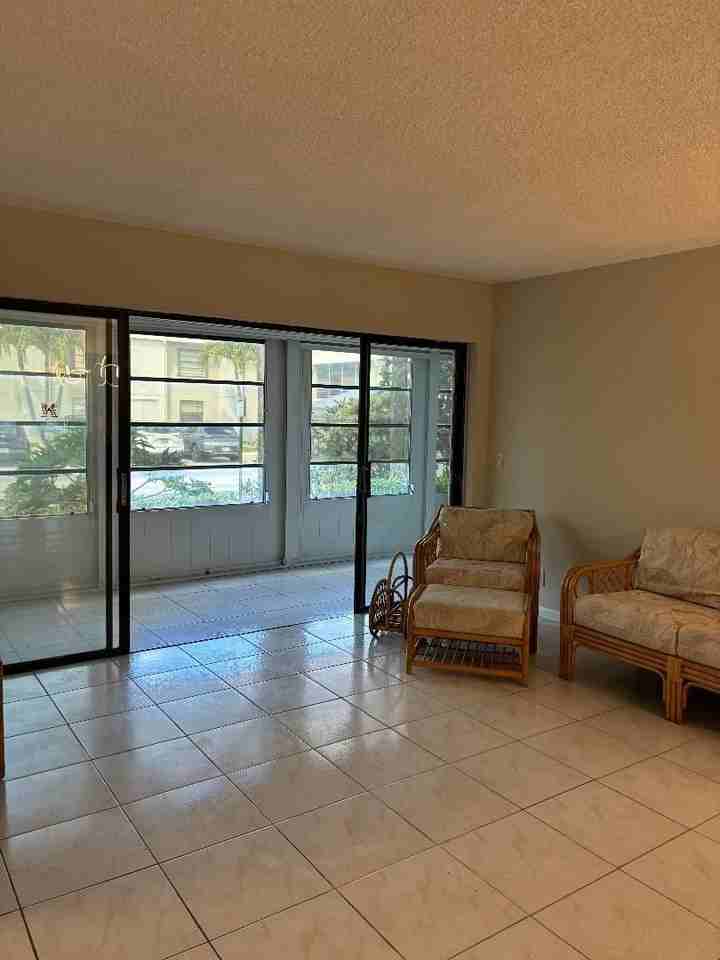 98 Capri C - Photo 6 of 14