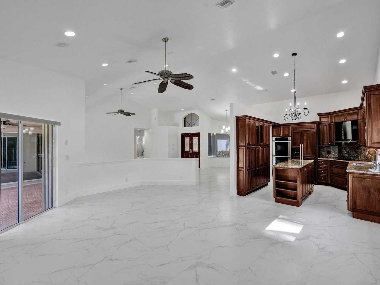 762 Crescent Way - Photo 4 of 40