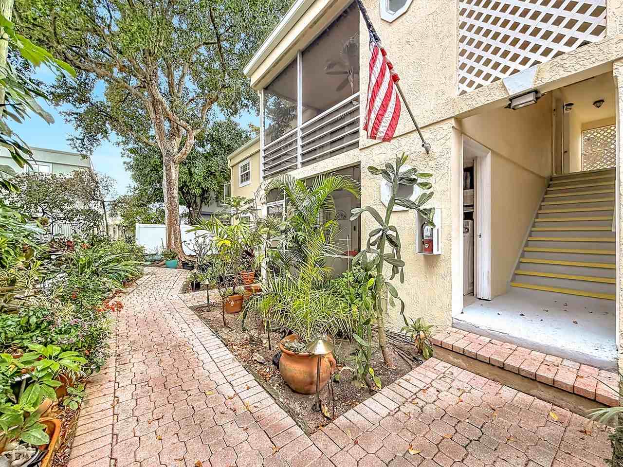 305 Se 11th Ave #D - Photo 2 of 25