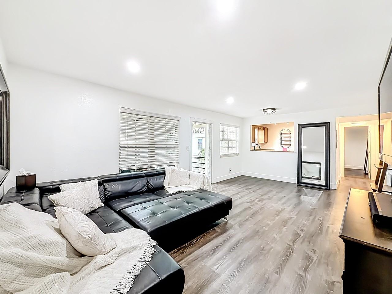 305 Se 11th Ave #D - Photo 3 of 25