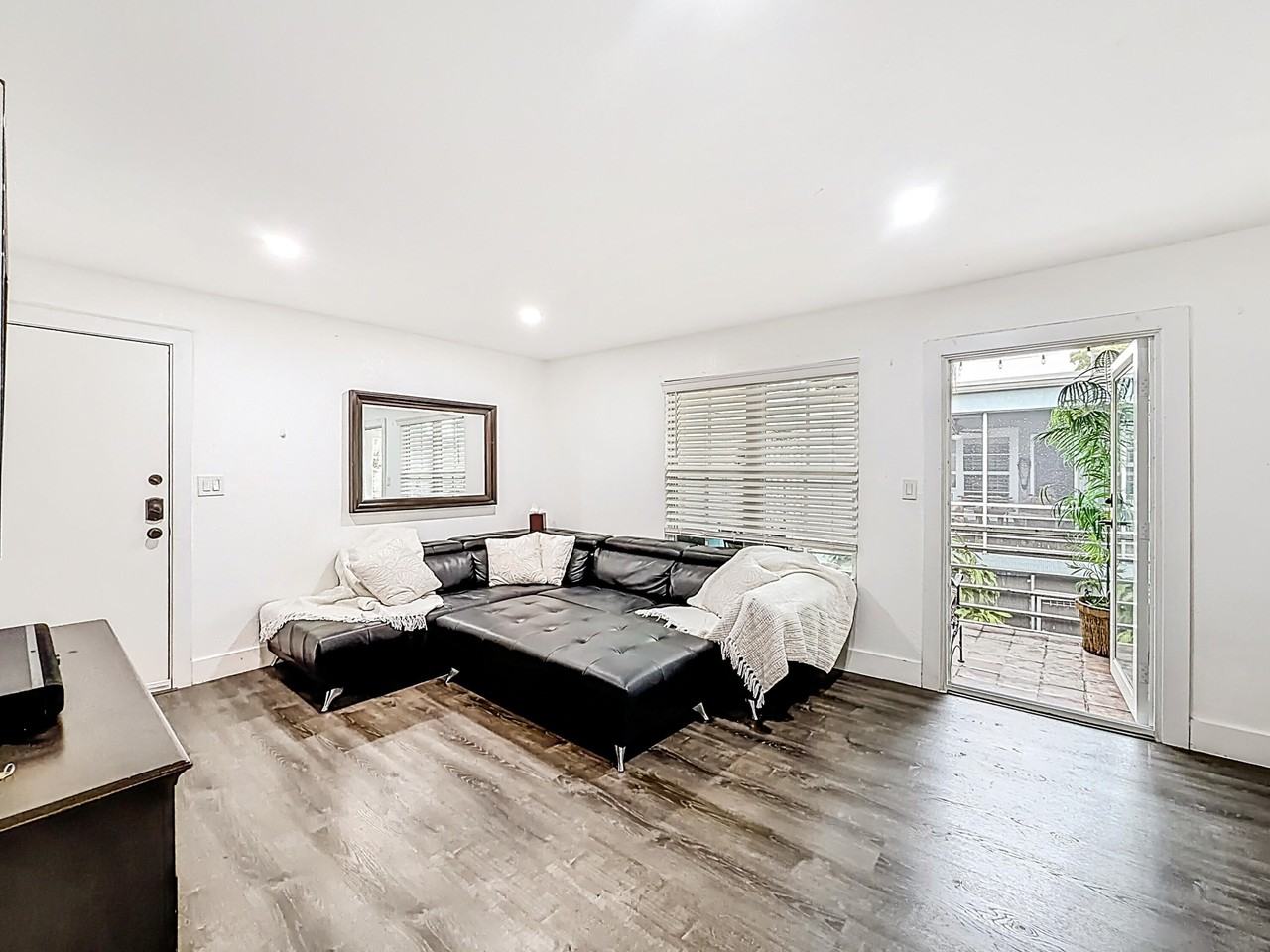 305 Se 11th Ave #D - Photo 4 of 25